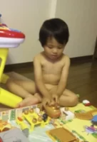 2歳の自閉症児_裸を好む